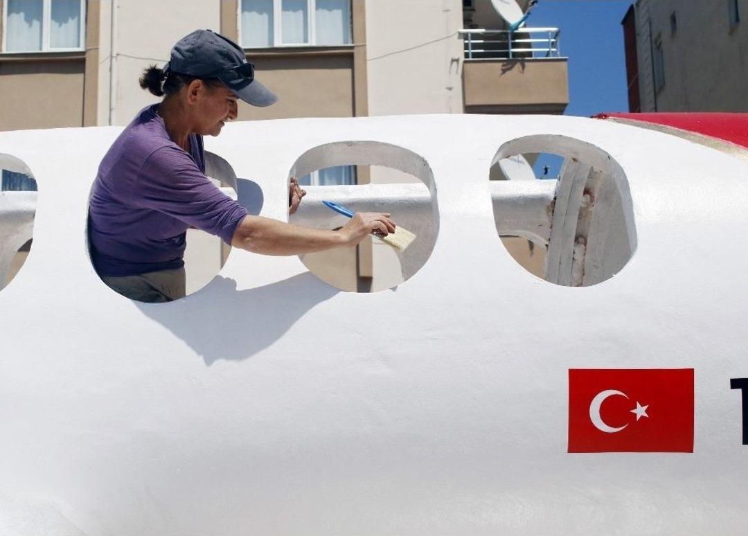 Antalya Havalimanı Dış Hatlar Terminaline 11 Metrelik Oyuncak U&ccedil;ak