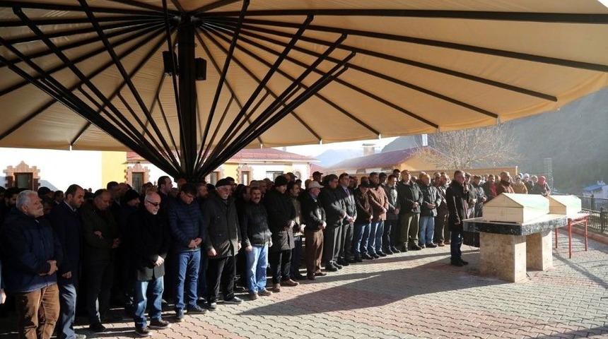 Cinayete Kurban Giden İki Kardeş Tunceli&rsquo;de Toprağa Verildi