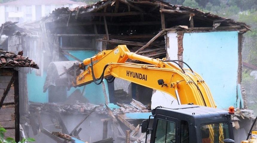 İzmit&rsquo;te 47 Ka&ccedil;ak Yapıya Yıkım Kararı