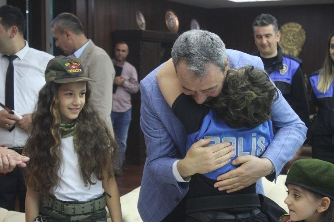 Emniyet M&uuml;d&uuml;r&uuml;nden Engelli Kıza Doğum G&uuml;n&uuml; S&uuml;rprizi