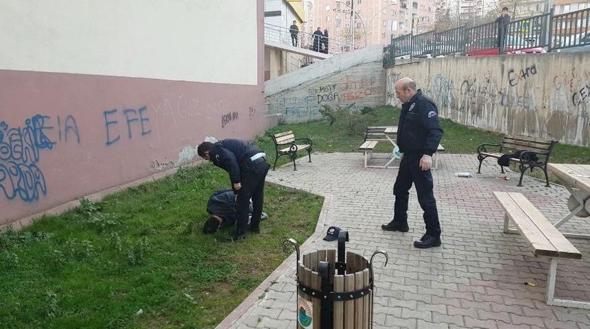 Parkta Baygın Halde Uyuşturucu İle Yakalandı