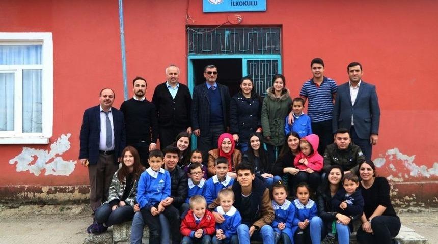 Lise &Ouml;ğrencilerinden K&ouml;y Okuluna Ziyaret