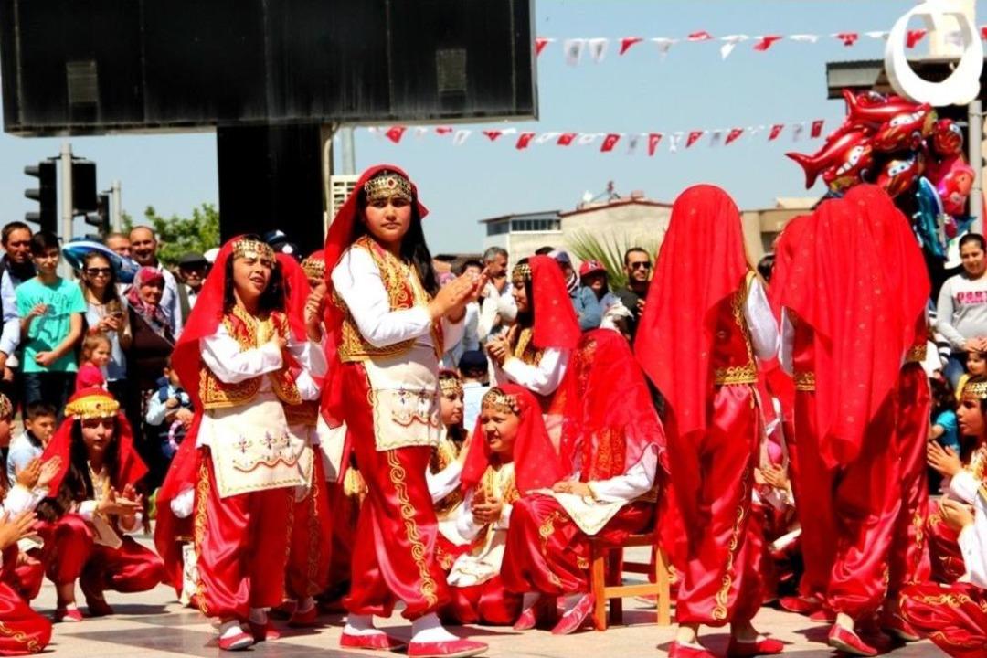 Manisa&rsquo;nın İl&ccedil;elerinde 23 Nisan Coşkusu