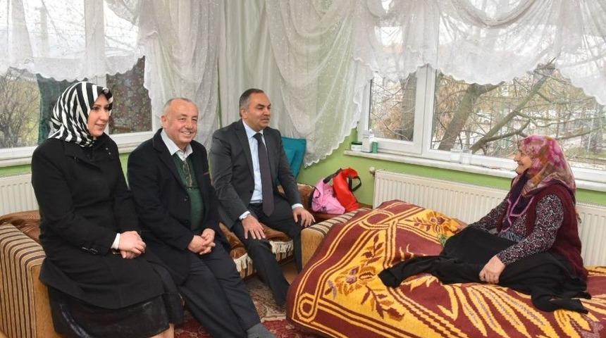 D&uuml;zce Belediye Başkanı Ay, Ev Ziyareti Yaptı