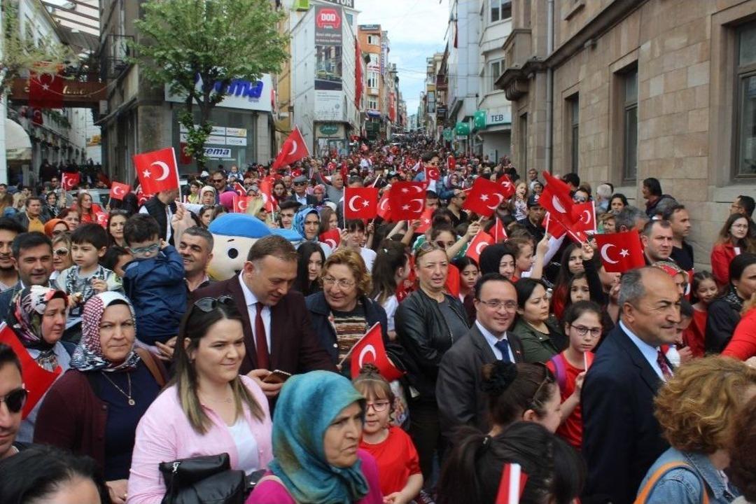 Giresun&rsquo;da 2 Bin &Ccedil;ocukla 23 Nisan Korteji