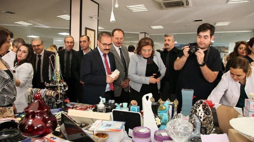 Ga&uuml;n &Ouml;ğretim &Uuml;yelerinden Tıp Fak&uuml;ltesi &Ouml;ğrencilerine Kermes