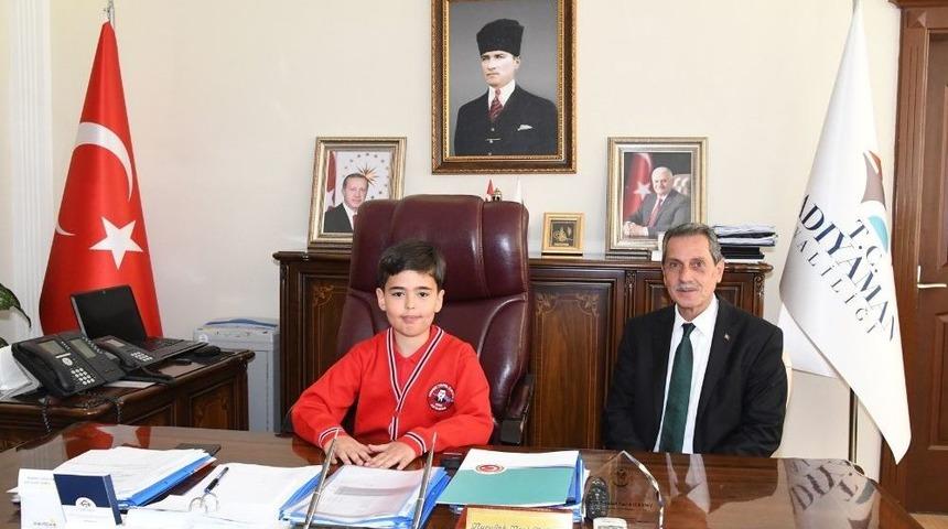 Temsili Validen Dünya Çocuklarına Barış Mesajı