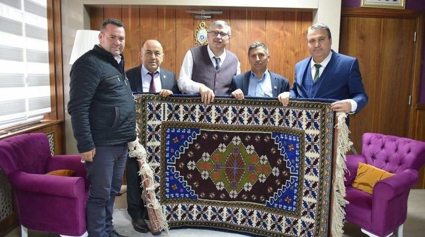 Kadınların Dokuduğu İlk Halıyı Başkan &Ccedil;er&ccedil;i Aldı