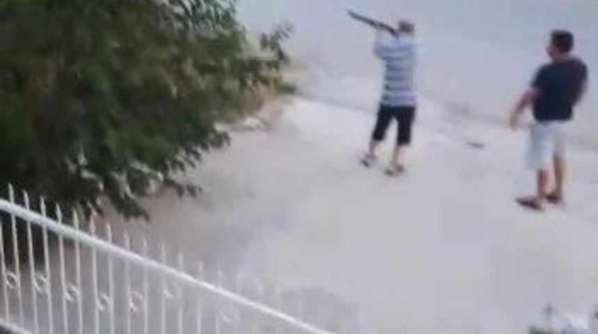 K&ouml;peğe Pompalı T&uuml;fekle Ateş A&ccedil;an Kişi Ve Oğlu Serbest Bırakıldı