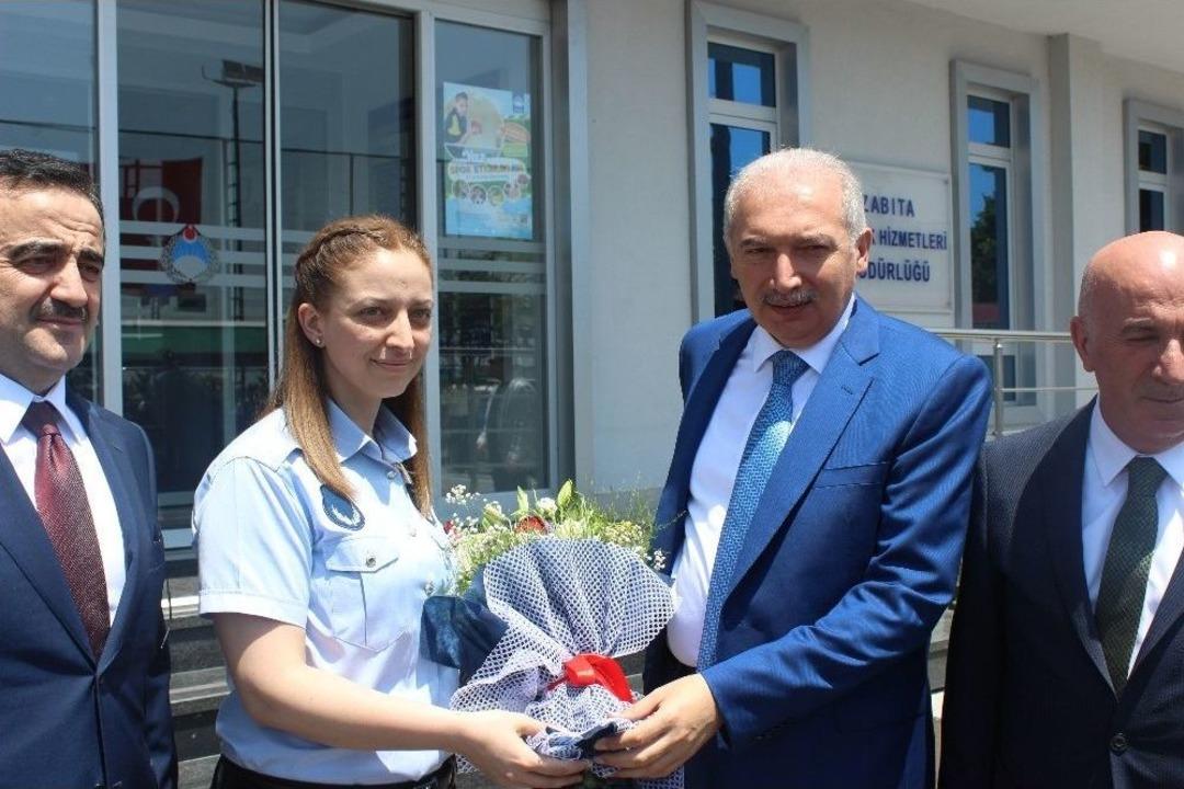 İbb Başkanı Mevl&uuml;t Uysal, G&ouml;rev Başındaki Personelle Bayramlaştı