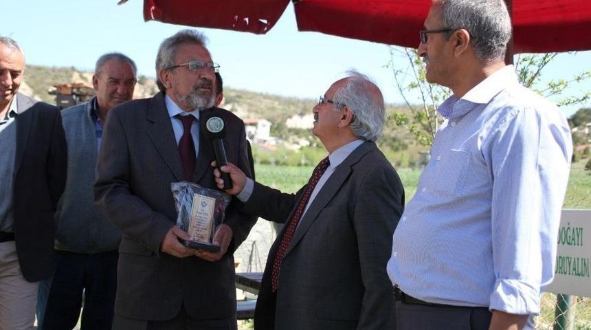 Köy Kültür Evinden Destekçilere Plaket