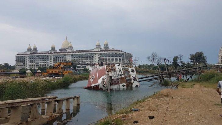 Su Seviyesi Düşen Irmakta Bakımdan Çıkan 110 Kişilik Tur Teknesi Yan Yattı G3