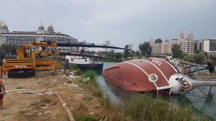 Su Seviyesi Düşen Irmakta Bakımdan Çıkan 110 Kişilik Tur Teknesi Yan Yattı G4