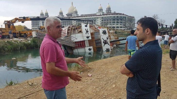 Su Seviyesi Düşen Irmakta Bakımdan Çıkan 110 Kişilik Tur Teknesi Yan Yattı G5
