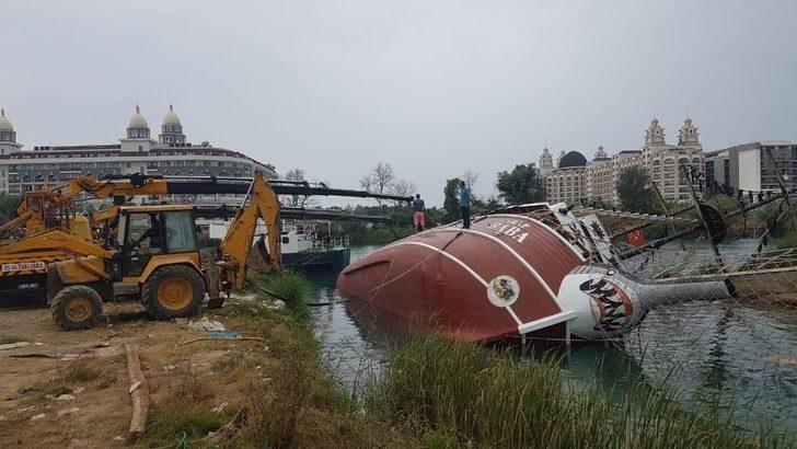 Su Seviyesi Düşen Irmakta Bakımdan Çıkan 110 Kişilik Tur Teknesi Yan Yattı G1