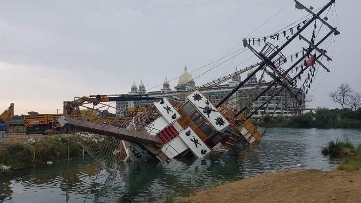 Su Seviyesi Düşen Irmakta Bakımdan Çıkan 110 Kişilik Tur Teknesi Yan Yattı G2