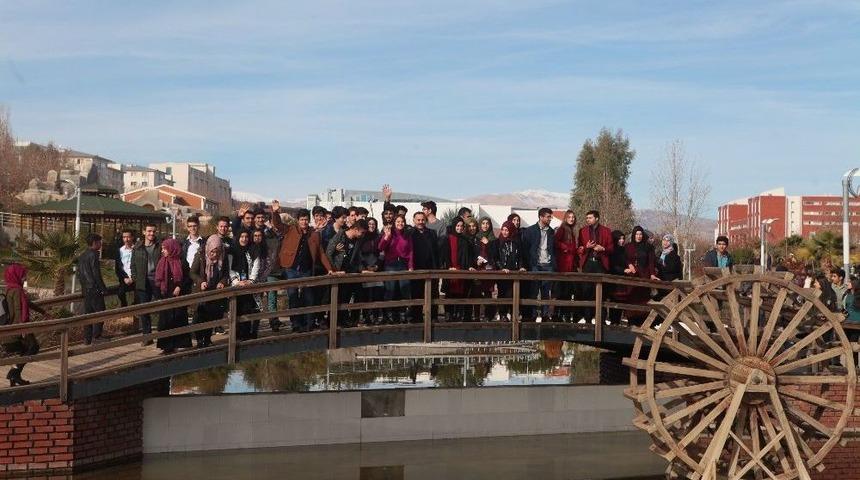 Kahta Anadolu Lisesi &Ouml;ğrencileri Adıyaman &Uuml;niversitesinde Ağırlandı