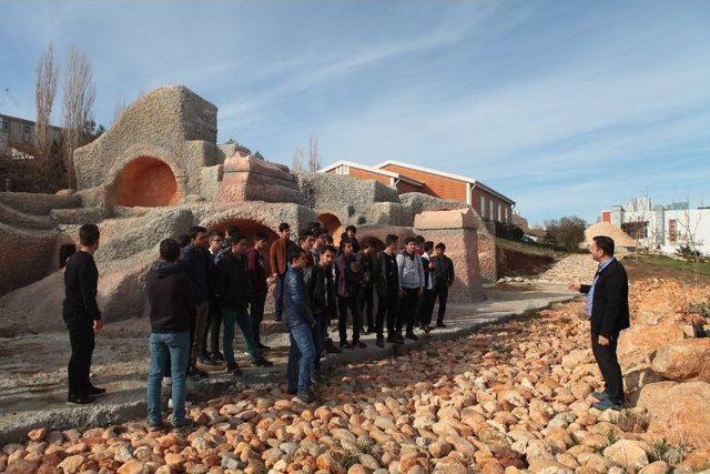 Kahta Anadolu Lisesi Öğrencileri Adıyaman Üniversitesinde Ağırlandı