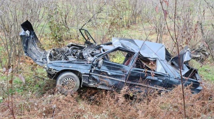 Taklalar Atan Aracın İ&ccedil;inden Sağ &Ccedil;ıktılar: 2 Yaralı