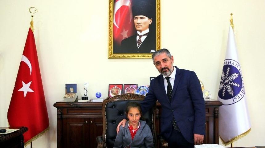 Minik &Ouml;ğrenciler 23 Nisan&rsquo;da Rekt&ouml;r Oldu