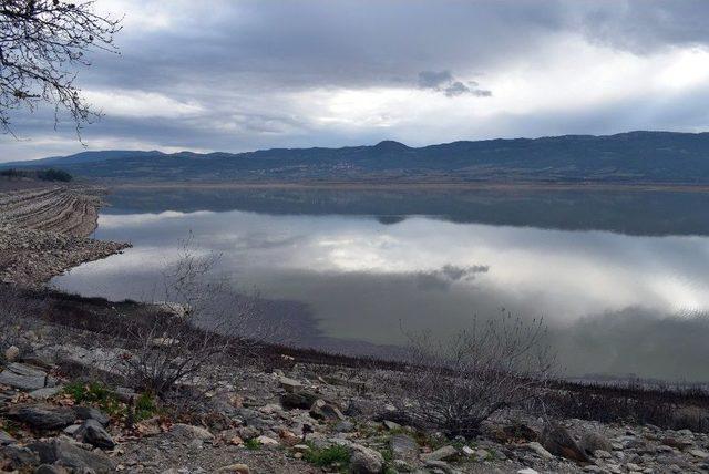 Avşar Barajı’nda Düşen Su Seviyesi Üreticiyi Endişelendiriyor