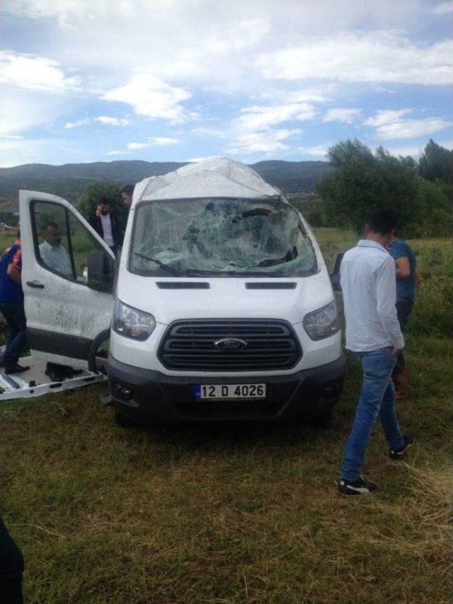 Bingöl’de Yolcu Minibüsü Devrildi: 14 Yaralı