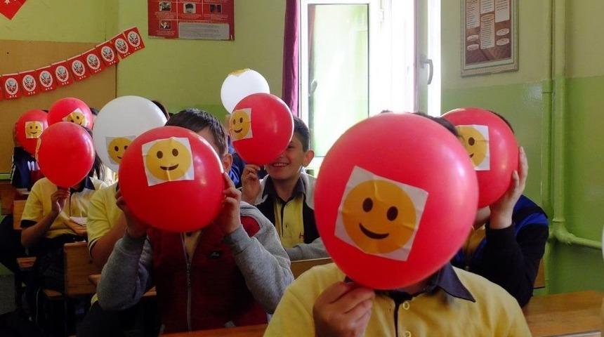 Uşak&rsquo;ta &rsquo;aile İ&ccedil;i İletişimsizlik&rsquo; Konulu Sosyal Sorumluluk Kampanyası Ger&ccedil;ekleşti