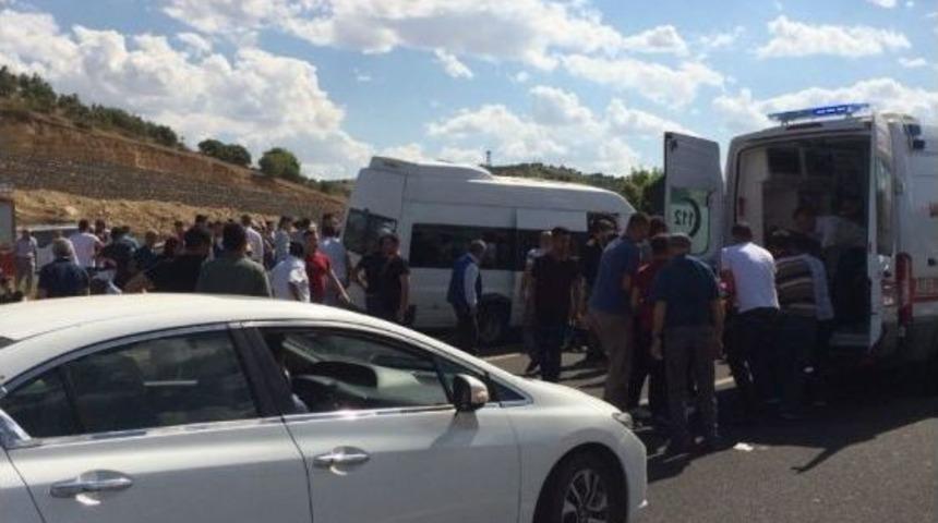 Mardin&rsquo;de Yolcu Minib&uuml;s&uuml; İle Otomobil &Ccedil;arpıştı: 12 Yaralı