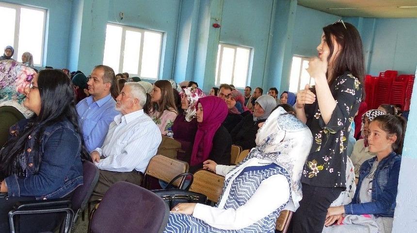 Koro Şefliğini Seyircilerin Arasından Yaptı