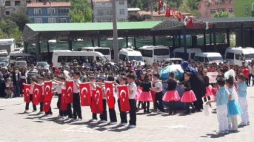 Saphane&rsquo;den D&uuml;nya &Ccedil;ocuklarına Barış Mesajı