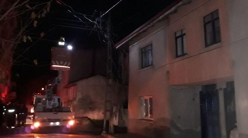 Tutuşan Elektrik Kabloları Bir Mahalleyi Elektriksiz Bıraktı