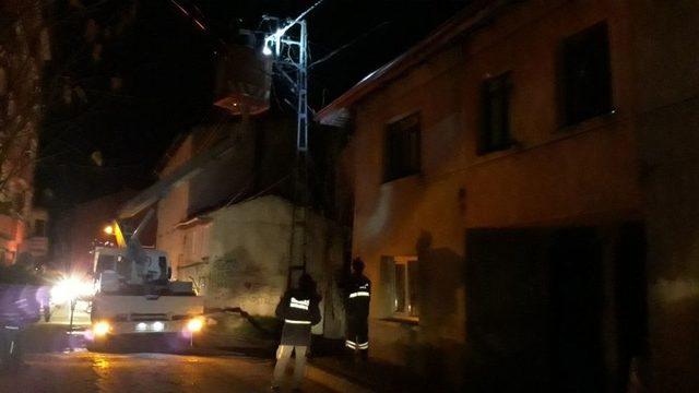 Tutuşan Elektrik Kabloları Bir Mahalleyi Elektriksiz Bıraktı