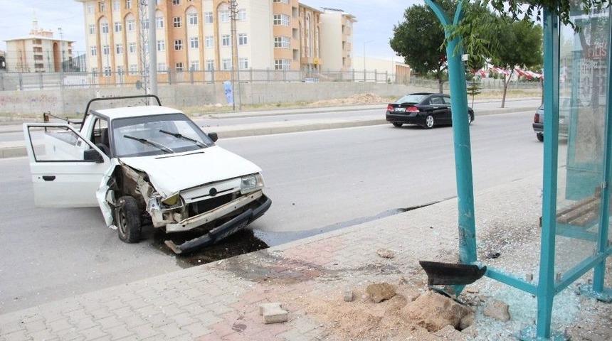 Kamyonet Otob&uuml;s Durağına &Ccedil;arptı: 1 Yaralı