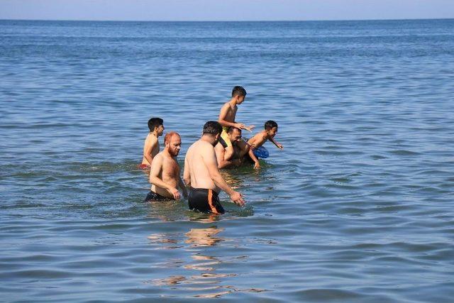 Türkiye’nin 4 Bir Yanından Gelen Turistler Samsun’da Denizin Tadını Çıkardı