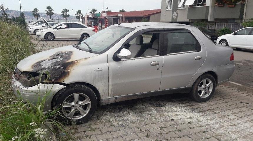 &Ccedil;alıştırıldığı Sırada Yanan Otomobili K&uuml;l Olmaktan İtfaiye Kurtardı