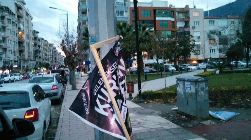 Manisa B&uuml;y&uuml;kşehir Zabıtası Seyyar Panoları Topladı