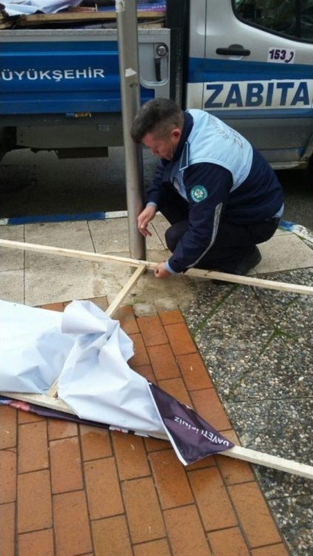 Manisa Büyükşehir Zabıtası Seyyar Panoları Topladı