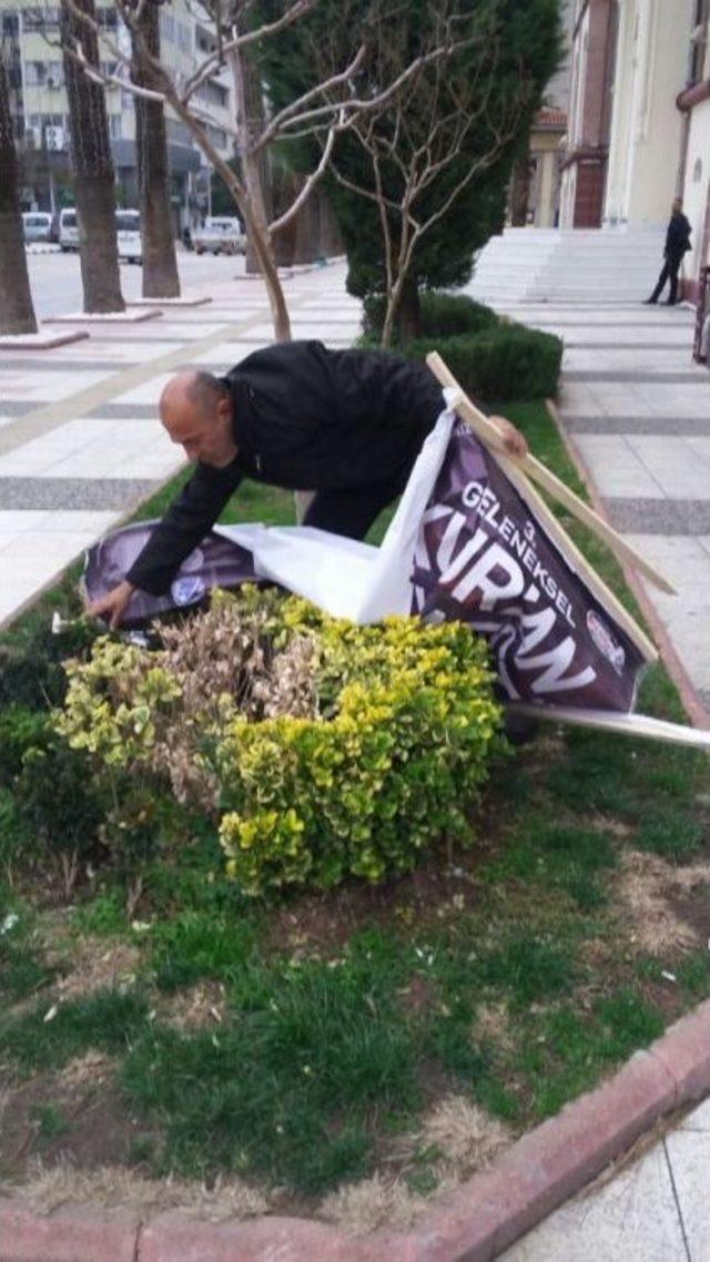 Manisa Büyükşehir Zabıtası Seyyar Panoları Topladı