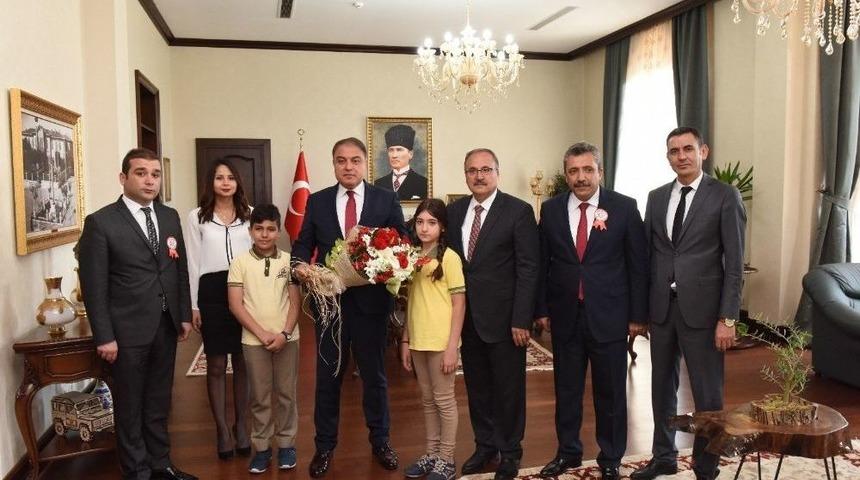 Vali Tekinarslan Koltuğunu &Ccedil;ocuklara Bıraktı