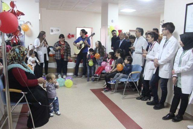 Çocuk Hastalar 23 Nisan’ı Hastanede Kutladı