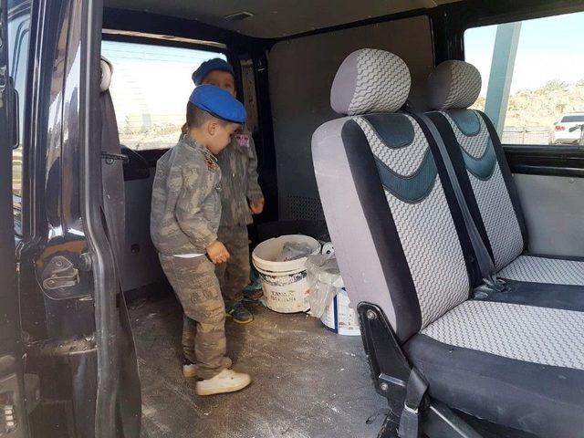 Mardin&rsquo;de &Ccedil;ocuklar Ara&ccedil; Ve Kimlik Kontrol&uuml; Yaptı 2