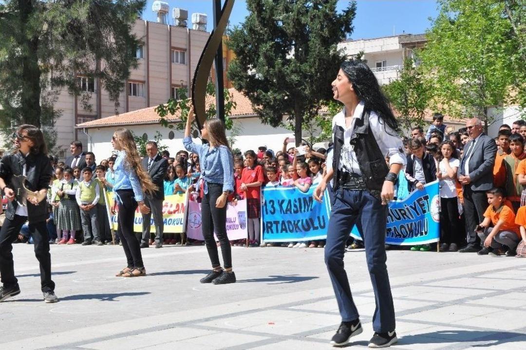 G&ouml;steriyi Unutup Paralara H&uuml;cum Ettiler