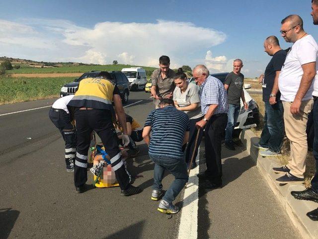 Otomobille Çarpışan Motosikletli Yaralandı