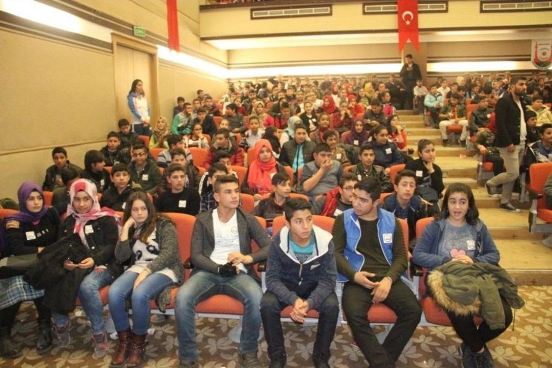 Şanlıurfa&rsquo;da 8. Sınıf &Ouml;ğrencilerine Soru Bankası Dağıtıldı