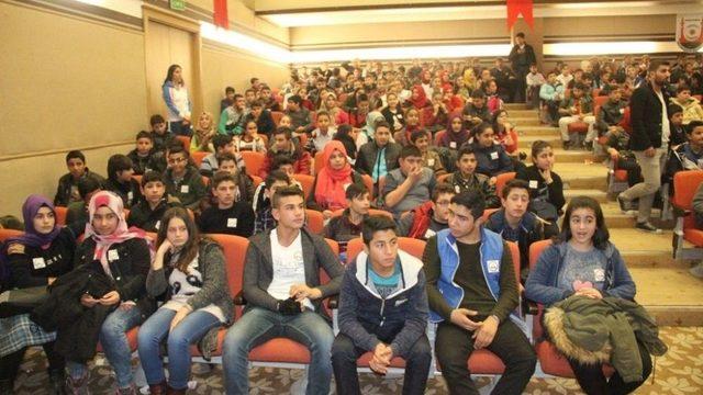 Şanlıurfa’da 8. Sınıf Öğrencilerine Soru Bankası Dağıtıldı