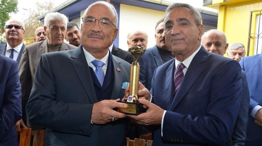 B&uuml;y&uuml;kşehir Belediyesi Kentteki Taksi Duraklarını Yeniledi