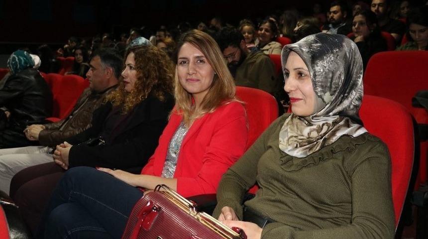 Van Kent Sanat Ve Dans Akademisinden ‘bana Bir Şeyhler Oluyor’ Oyunu