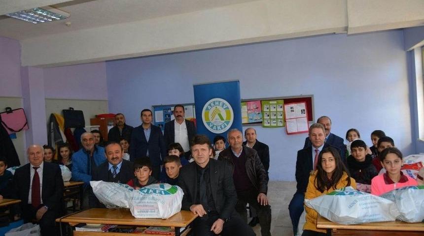 Akıncılar&rsquo;da &Ouml;ğrencilere Giysi Yardımı