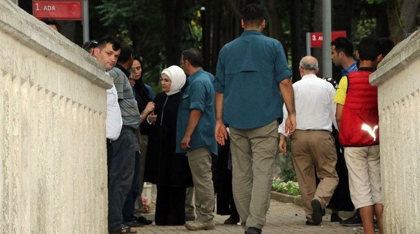 Emine Ve S&uuml;meyye Erdoğan&rsquo;dan Mezarlık Ziyareti