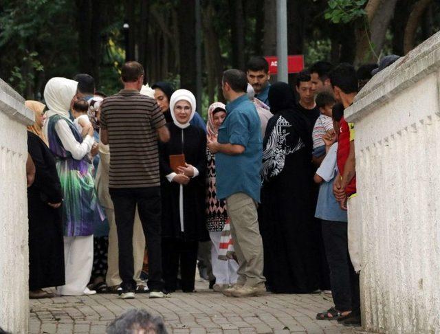 Emine Ve Sümeyye Erdoğan’dan Mezarlık Ziyareti